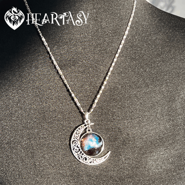 Halbmond Kette Sternennacht mit dunklem Galaxie Cabochon in Silber