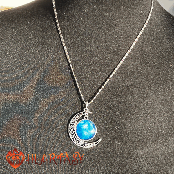 Halbmond Kette mit blauem Galaxie Cabochon