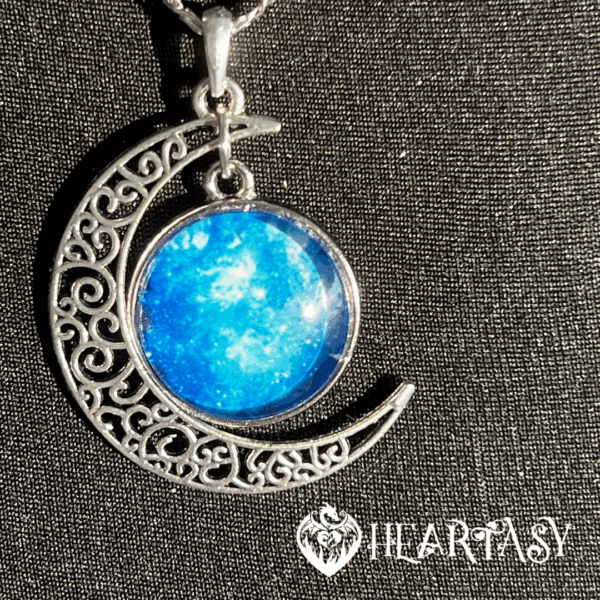 Himmelslicht – magische Halbmond Kette mit leuchtend blauem Galaxie-Cabochon – Bild 2